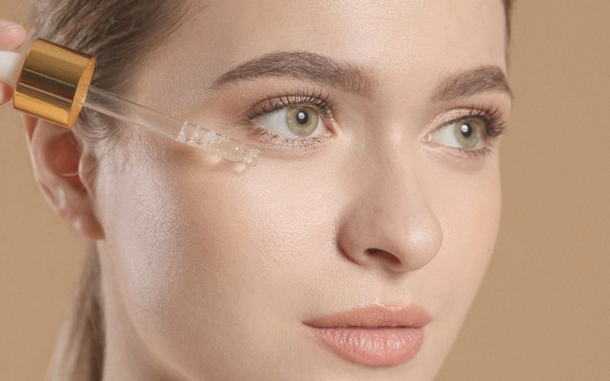 Nahaufnahme: Serum wird auf die Wange aufgetragen